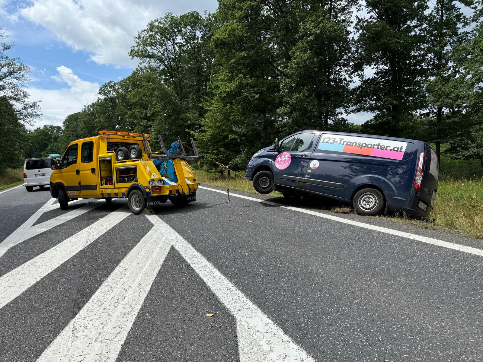 Wyciąganie busa z rowu – droga krajowa, wyciągarka specjalistyczna