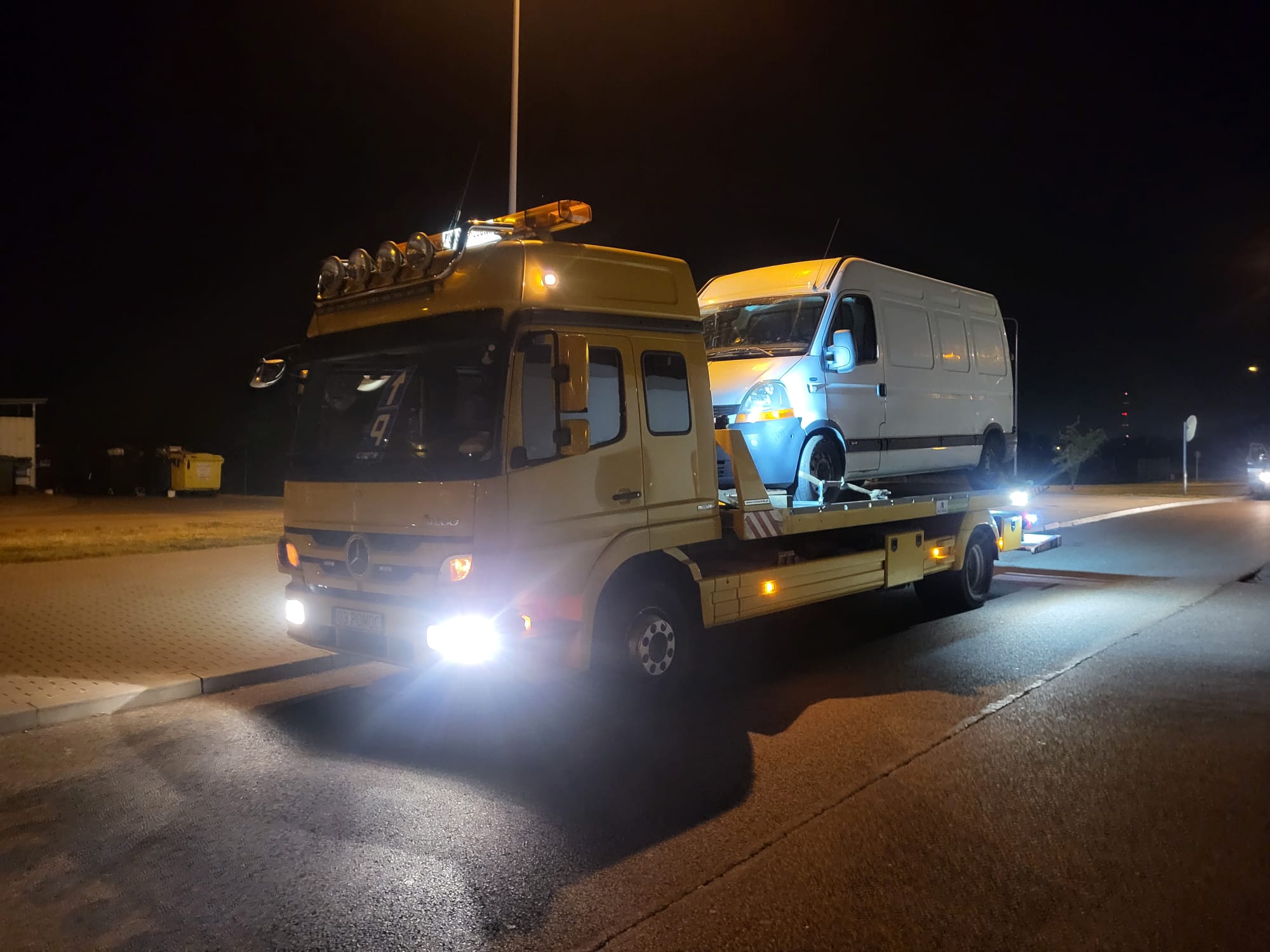 Nocne holowanie busa – laweta Mercedes Atego, transport w nocy