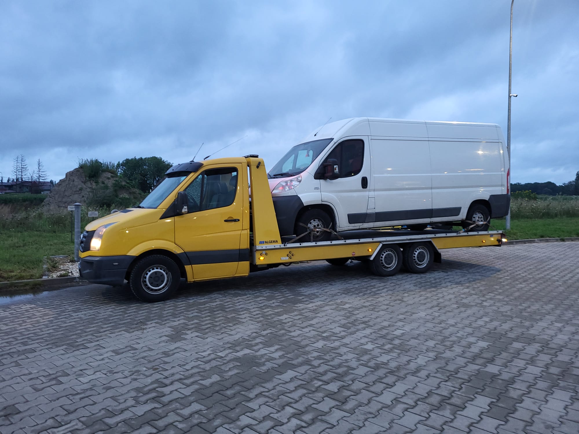 Holowanie busa wysokiego – Renault Master na lawecie o świcie