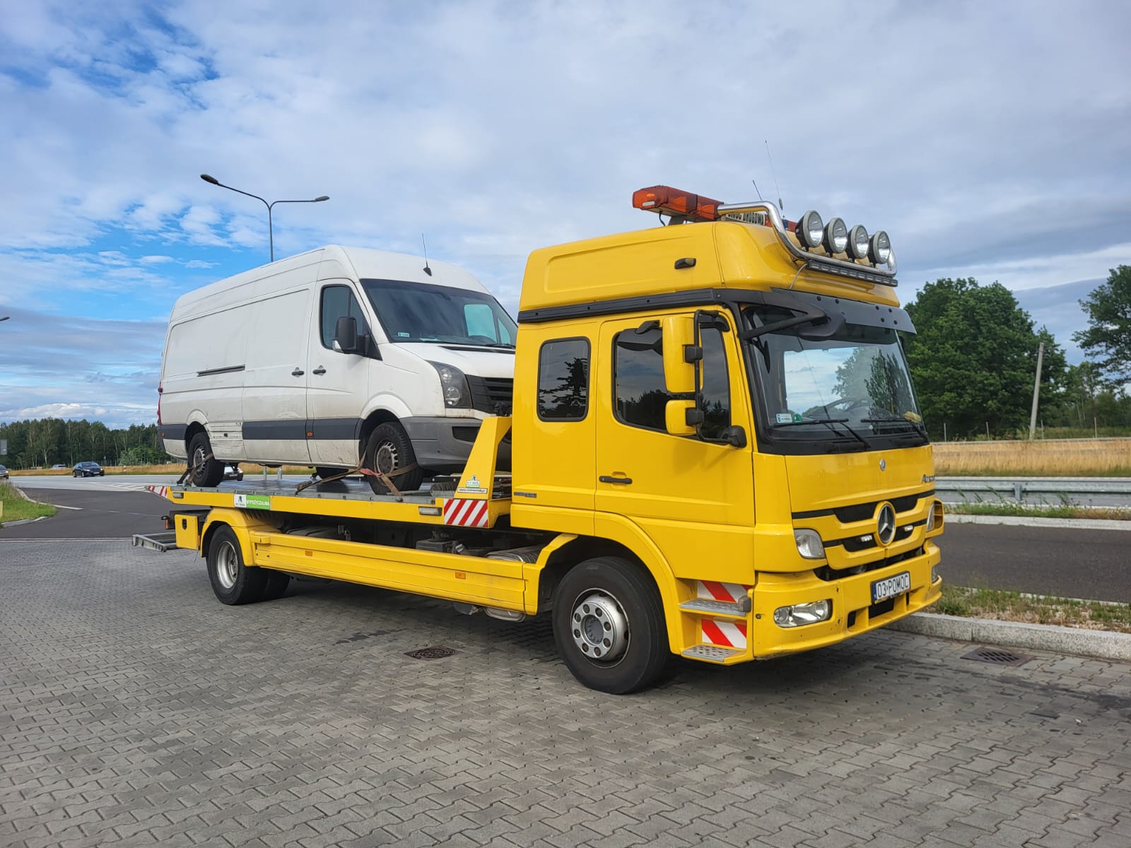 Wyciąganie busa z rowu – pomoc drogowa 24h